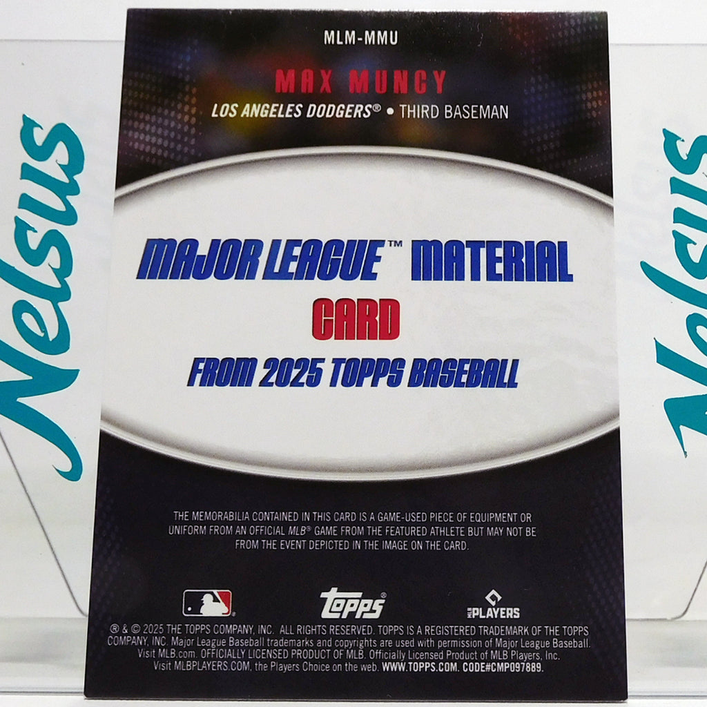 Tarjeta (Relic / Memorabilia): Insert fragmento de jersey auténtico usado en juego (Game-Used Memorabilia / Relic) por el propio jugador.